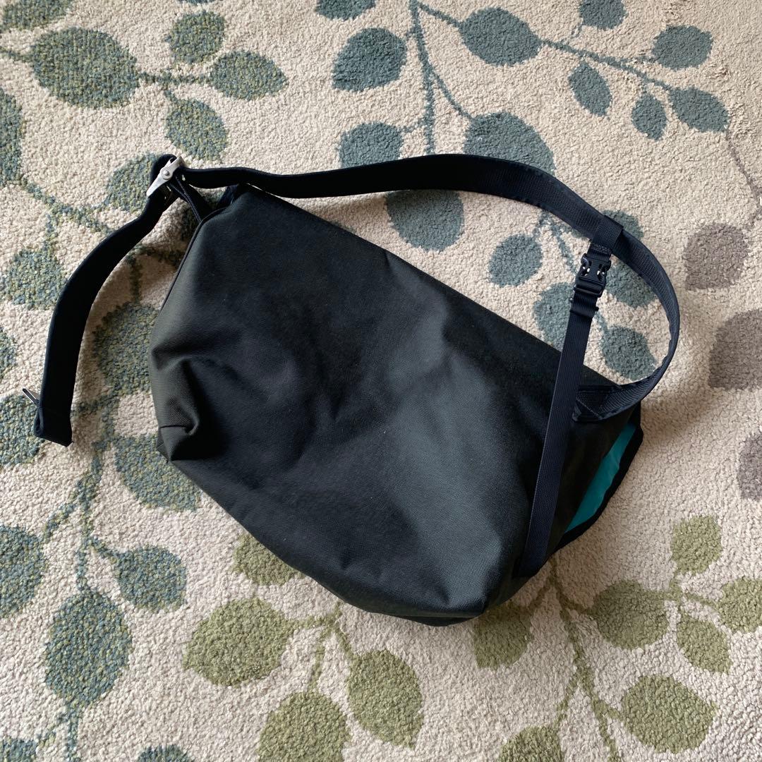 Under The Weather メッセンジャーバッグ　防水ポーチ付