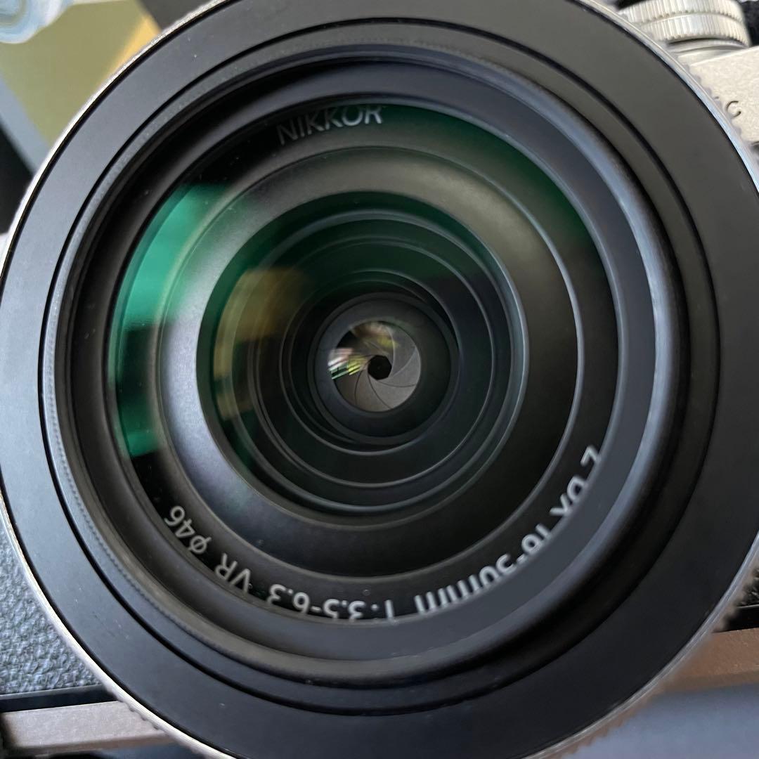 【美品】Nikon Z fc ミラーレス一眼 レンズ付き(レンズカバー付