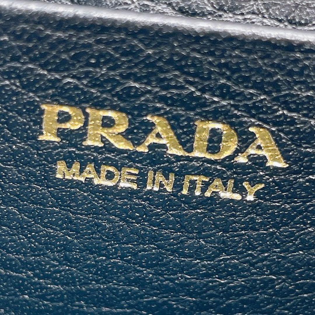 美品 プラダ カードケース 名刺入れ ゴールド金具 レザー メタルロゴ　黒 金