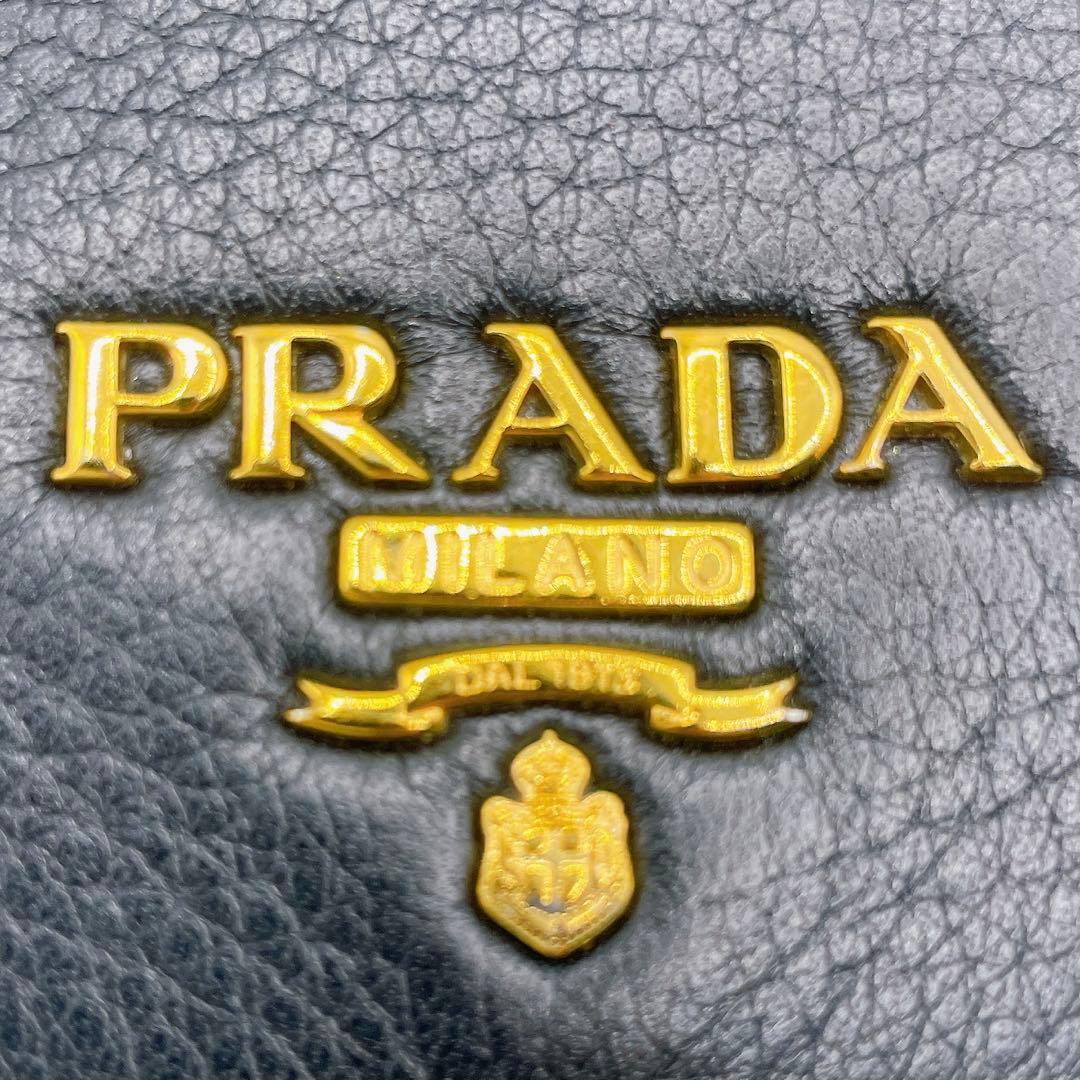 美品 プラダ カードケース 名刺入れ ゴールド金具 レザー メタルロゴ　黒 金