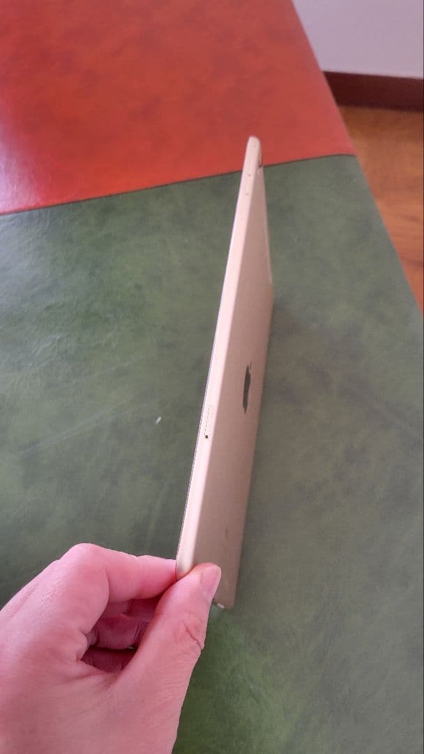 Apple iPad pro 9.7インチ　ゴールド キーボードケース　128G