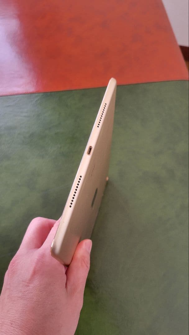 Apple iPad pro 9.7インチ　ゴールド キーボードケース　128G