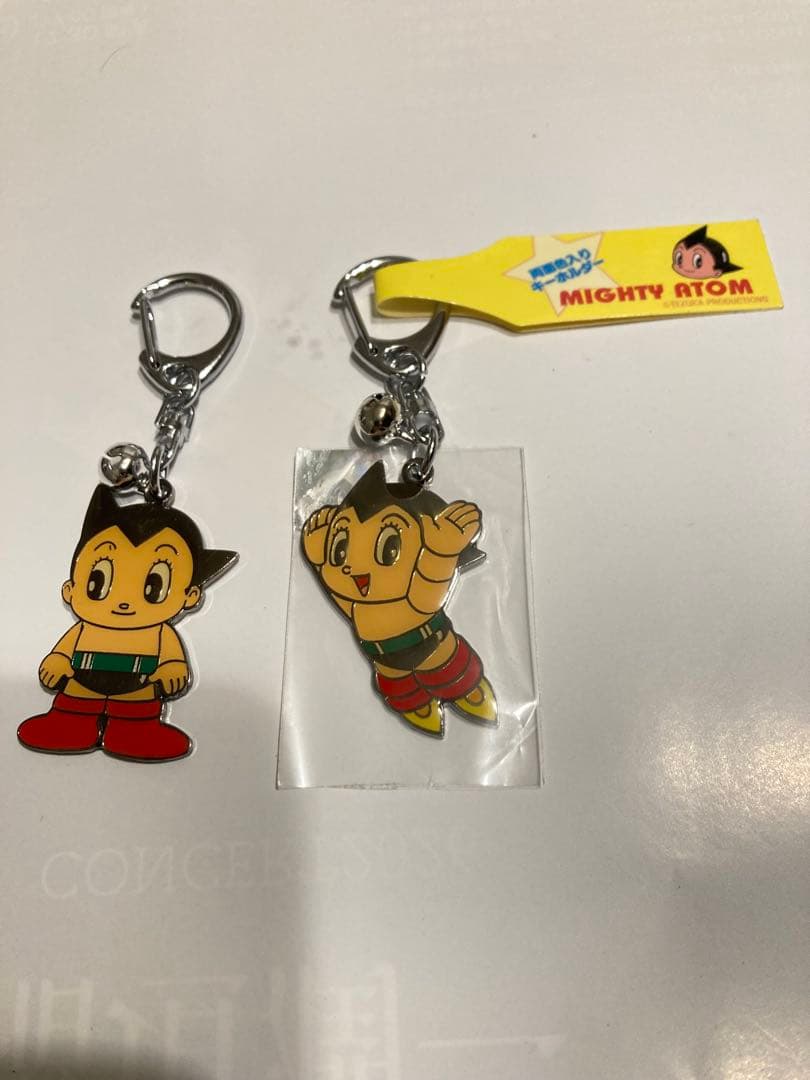 MIKOです。 スチールラック3組&アトムキーホルダー