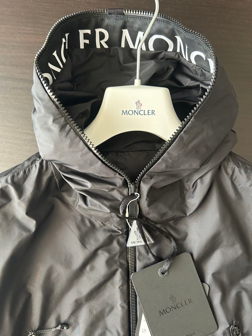 モンクレールナイロンパーカー新品未使用品