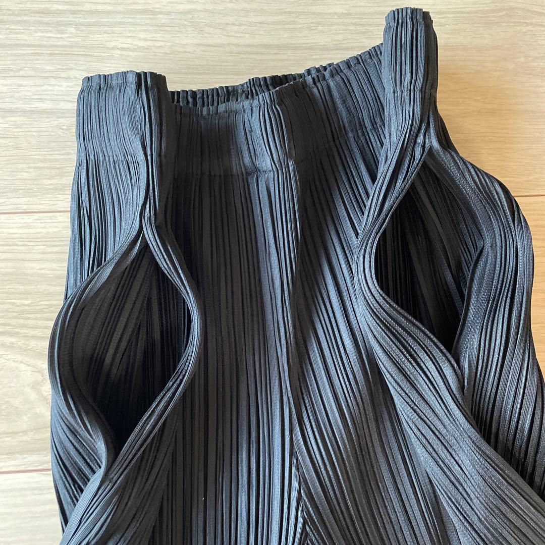 プリーツプリーズ　パンツ　黒