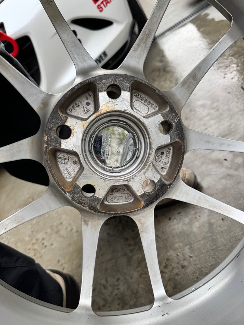 送料込エンケイPF01 PCD114.3 18インチアルミ&タイヤ 4本セット