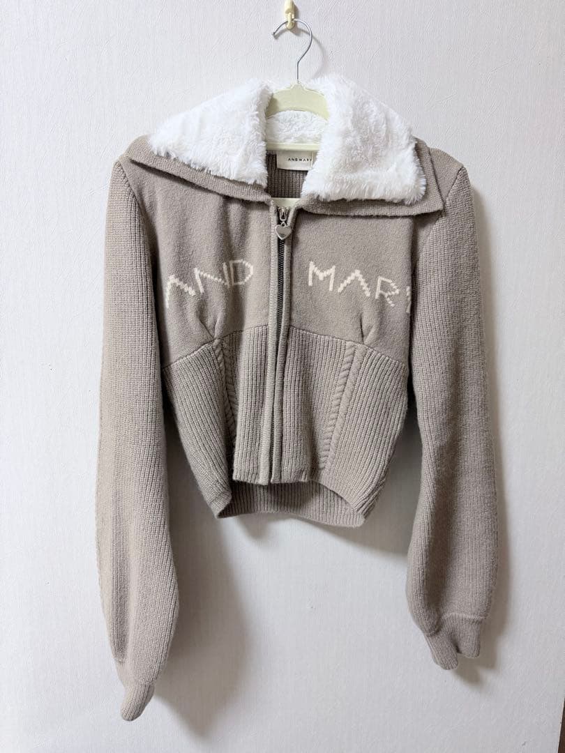 Mary logo zip tops andmary ベージュ