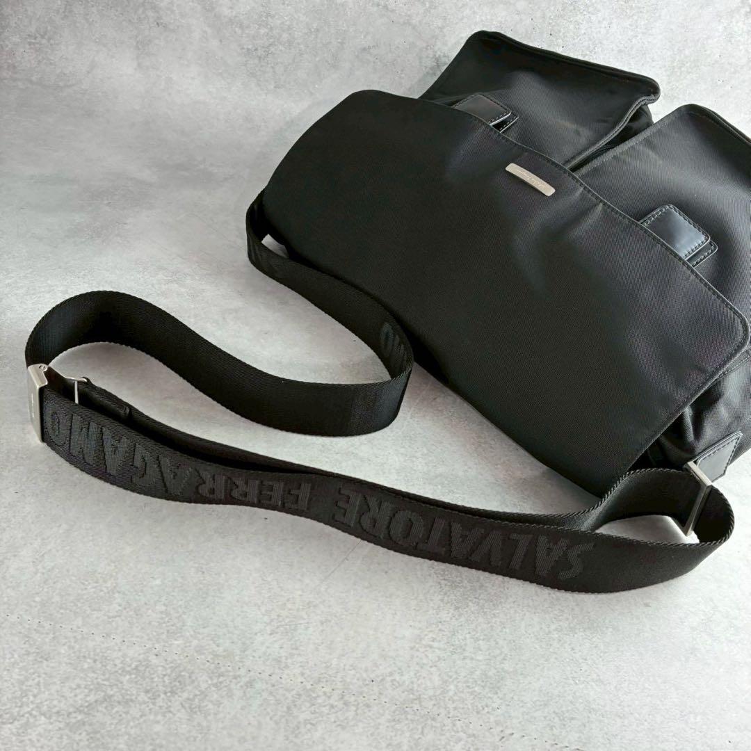 美品✨A4可 フェラガモ メッセンジャーバッグ ナイロン×レザー 斜め掛け 黒