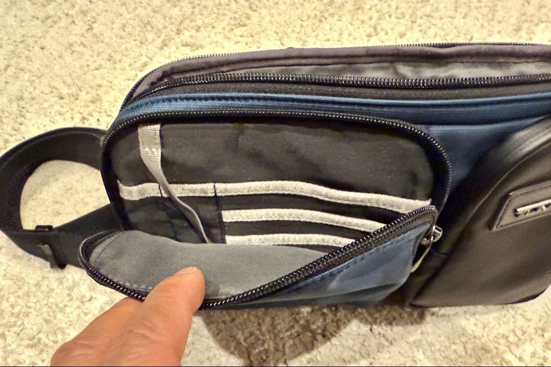 TUMI ボディバッグ ネイビー