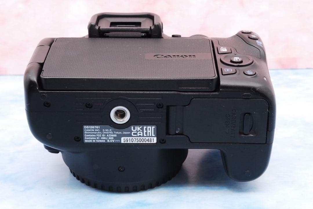 Canon Kiss X10☆一眼レフカメラ☆単焦点＆標準＆超望遠☆バッグ付