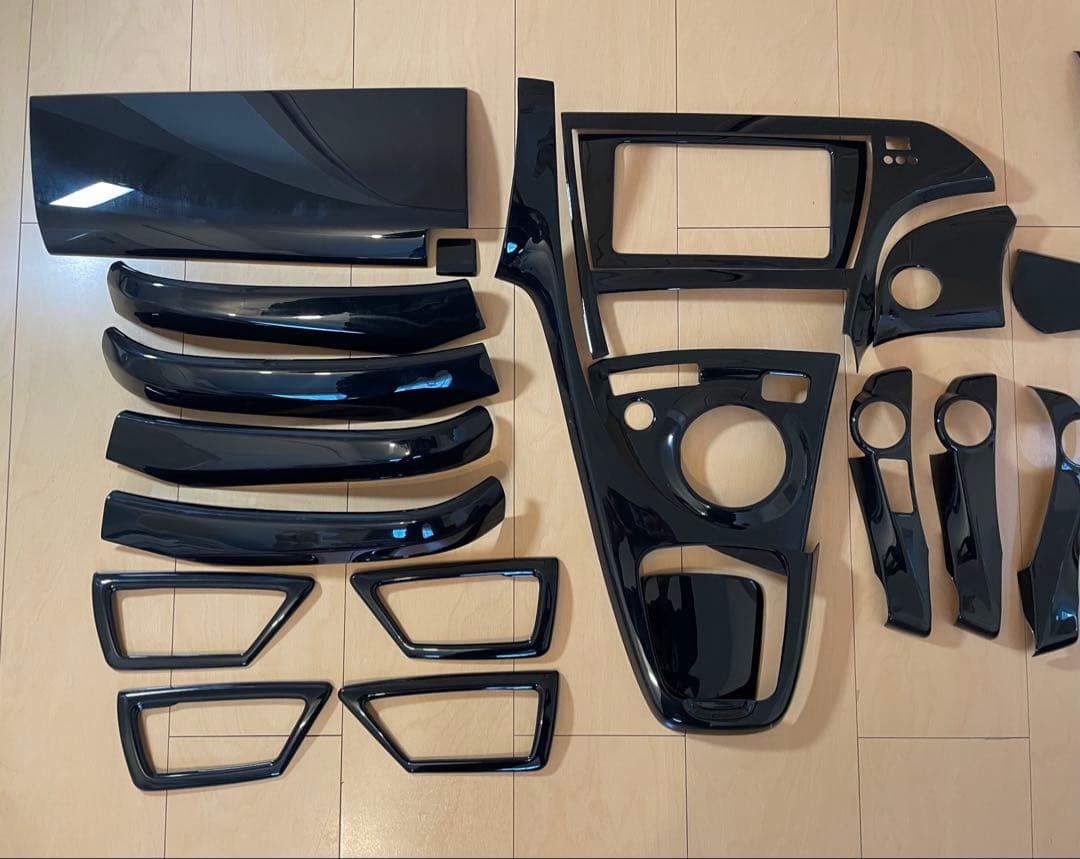 ［新品］プリウス30系　インテリアパネル31Ｐ　ピアノブラック