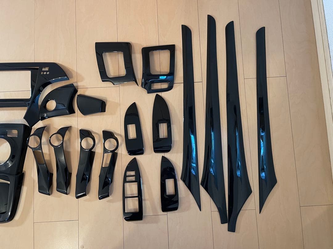 ［新品］プリウス30系　インテリアパネル31Ｐ　ピアノブラック