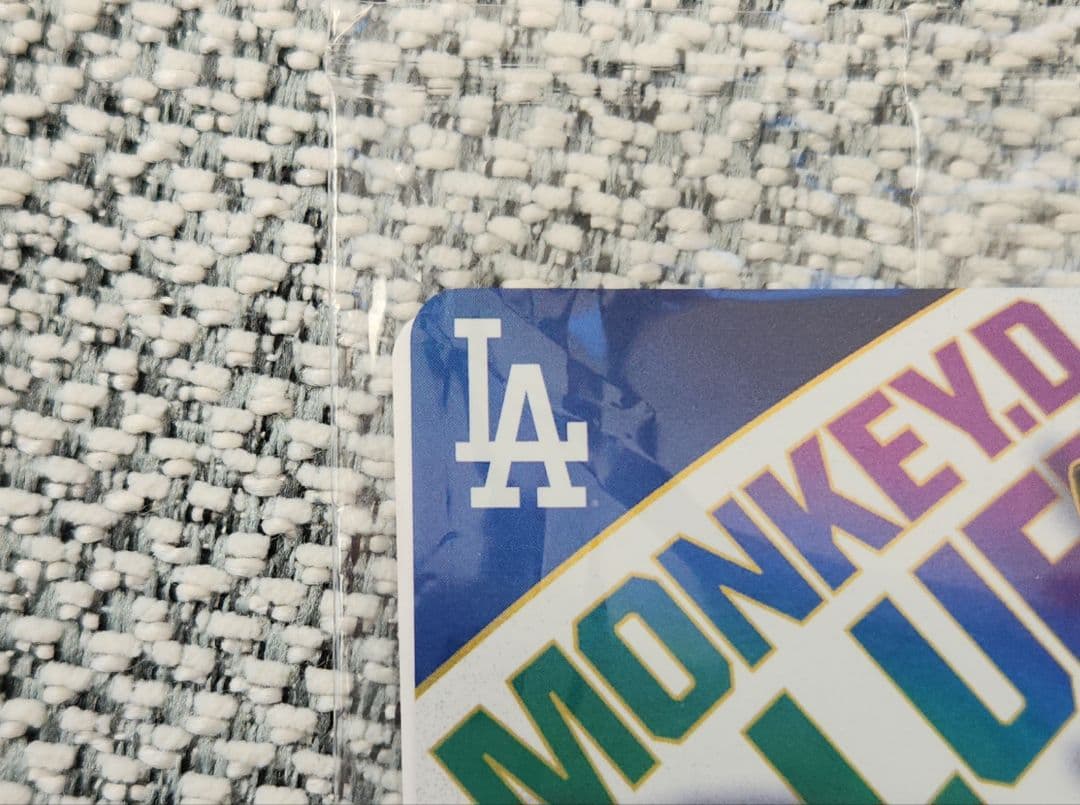 【新品未開封】海外 ワンピースカード ドジャース ルフィ