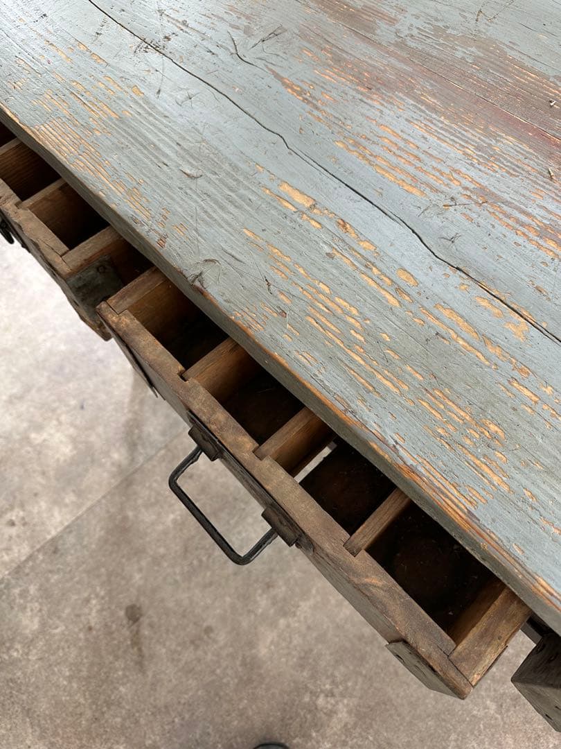 ヴィンテージ風グレーのテーブル