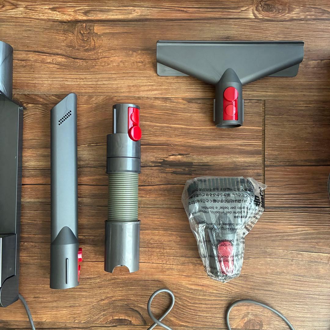 2022年製Dyson スティッククリーナー本体 充電器　各種アタッチメント付き