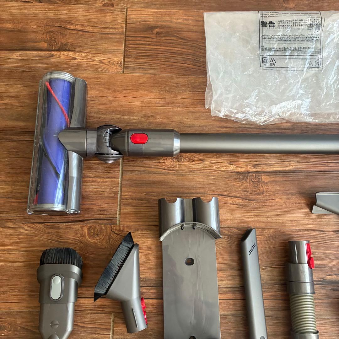 2022年製Dyson スティッククリーナー本体 充電器　各種アタッチメント付き