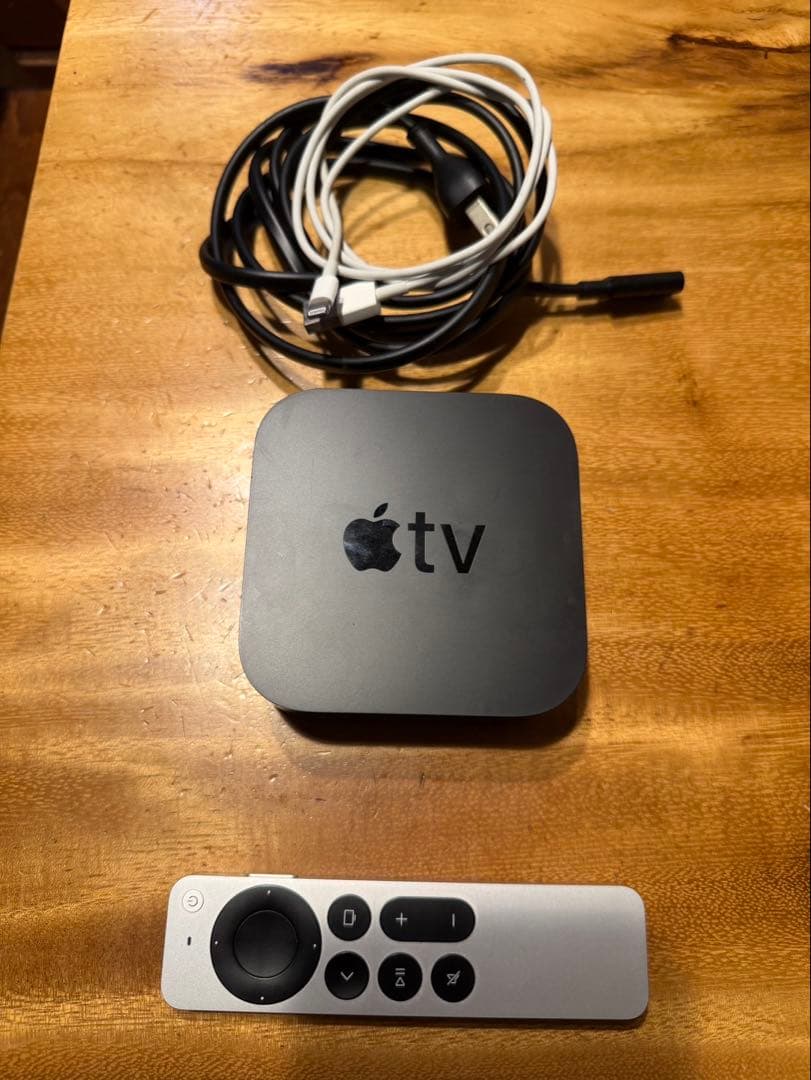 Apple TV 本体 + リモコン + ケーブル