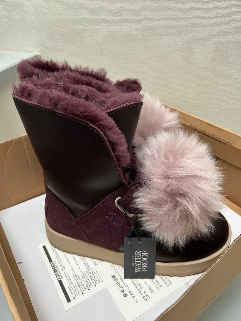 新品タグ付　UGG アグブーツ　23.0㎝ワインレッド　高島屋購入　レディース