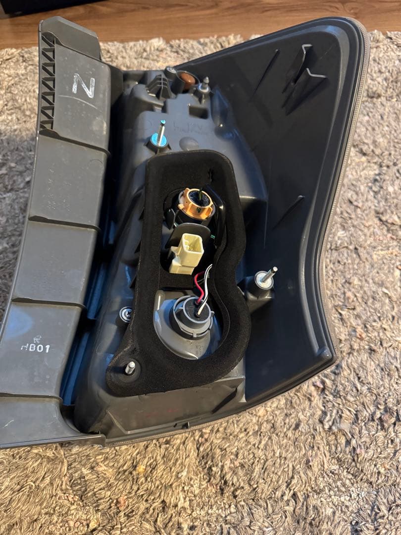 プリウスαテールランプ左