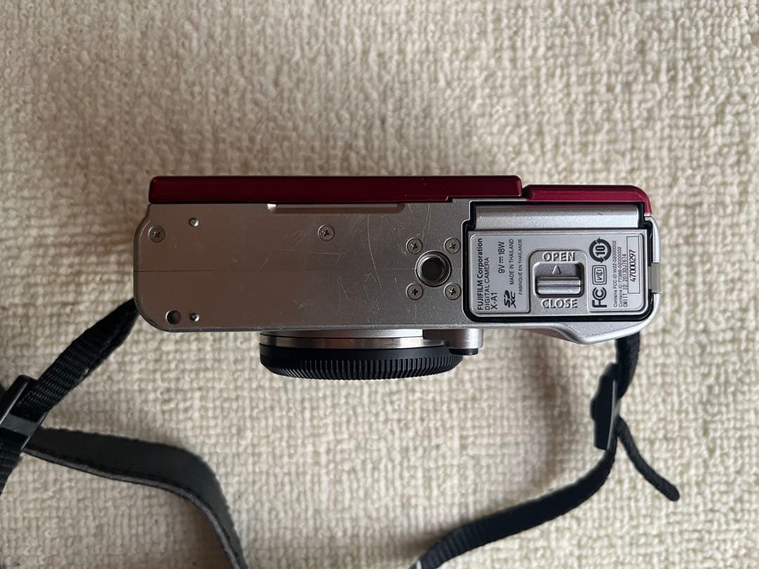 Fujifilm XA1 ミラーレスカメラ レッド