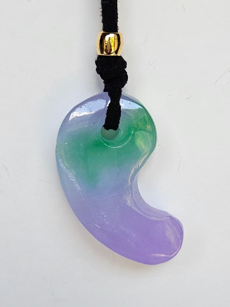 美品　レインボー 翡翠勾玉　　　　　　ペンダント ☆10,800円☆