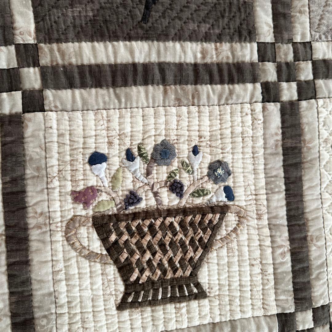 ハンドメイドパッチワークキルトのタペストリー