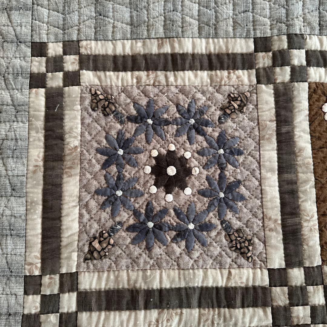 ハンドメイドパッチワークキルトのタペストリー