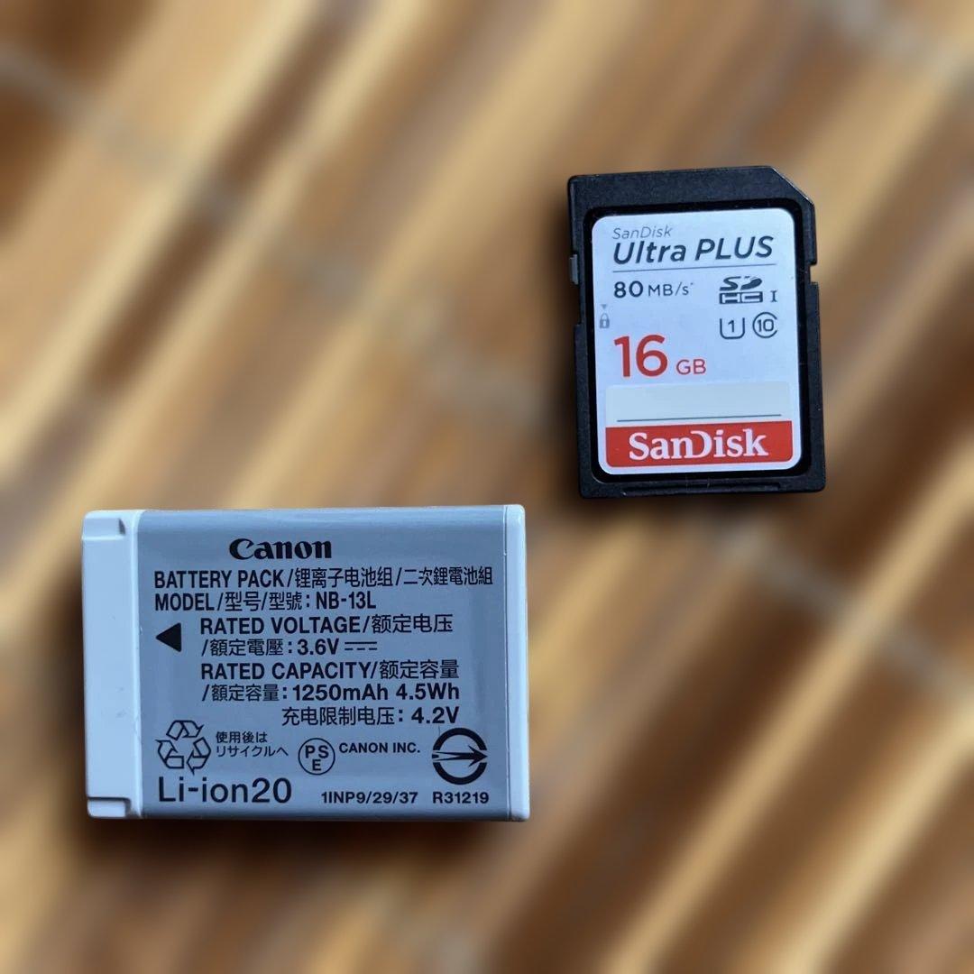 Canon PowerShot SX720 HS 本体と付属品