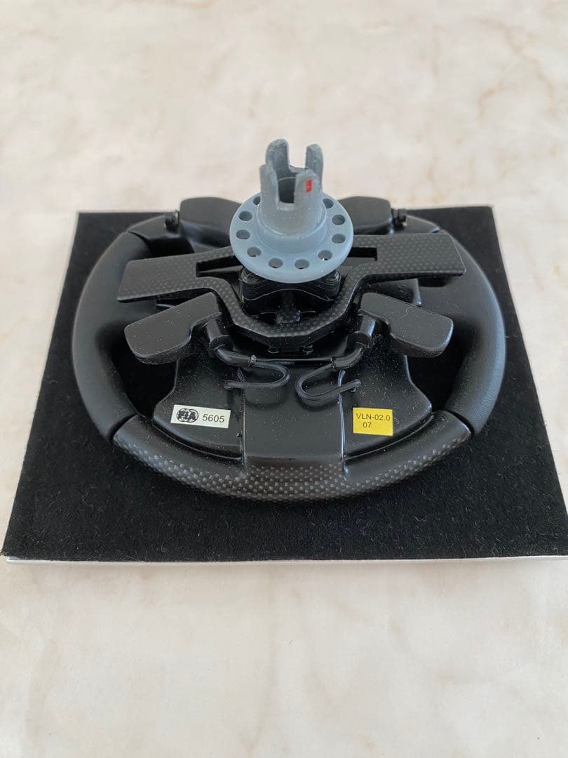 momo カーボンファイバー ステアリングホイール Ferrari