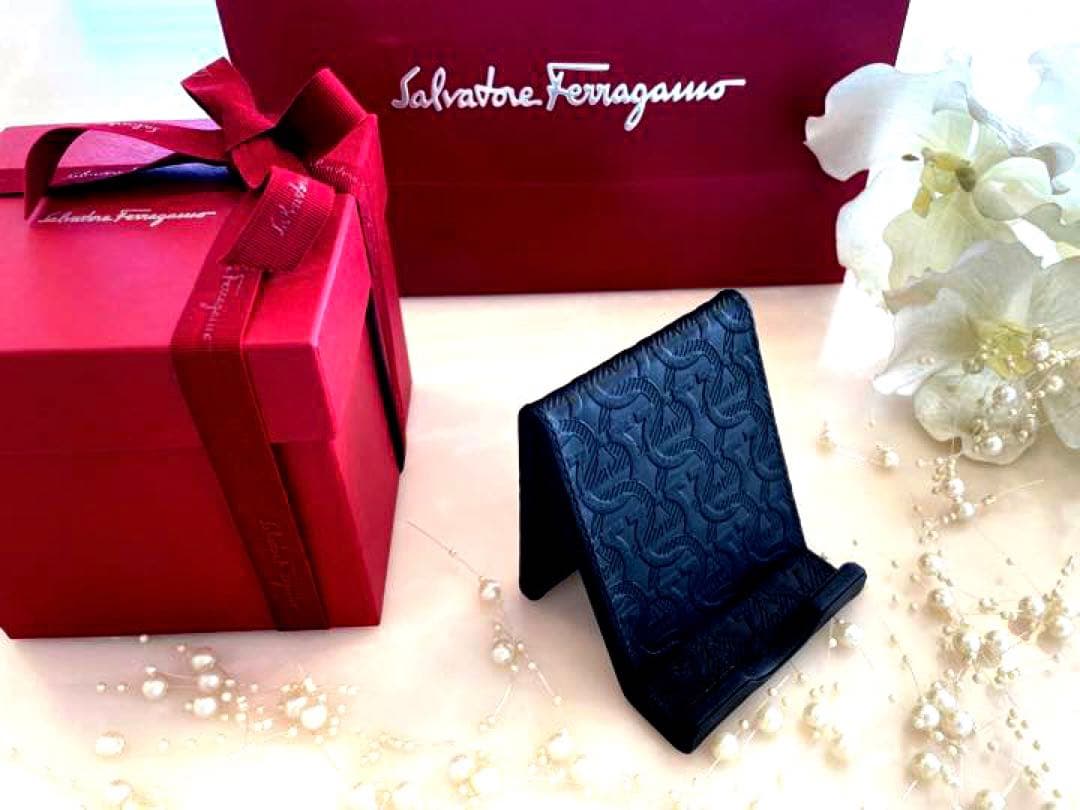 フェラガモ エンボス ガンチーニ スマートフォンスタンド スマホ アイホン