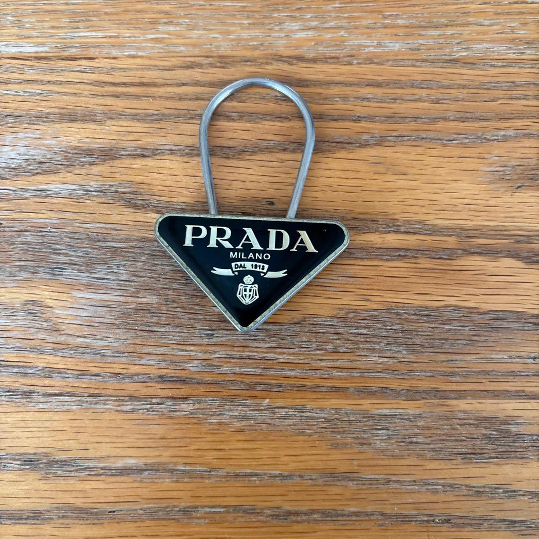 PRADA ブラック トライアングル キーホルダー