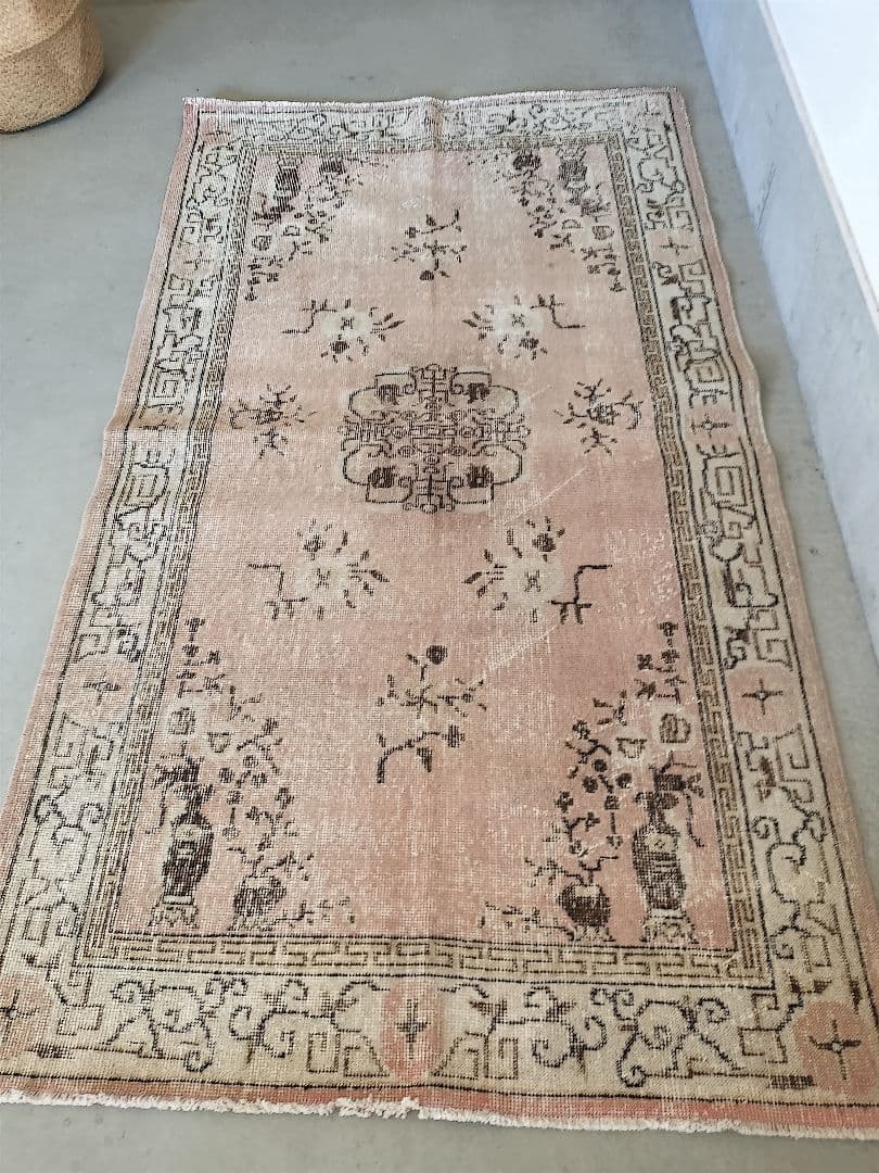 くすみピンクベージュのシノワズリラグ ヴィンテージトルコラグNo.713