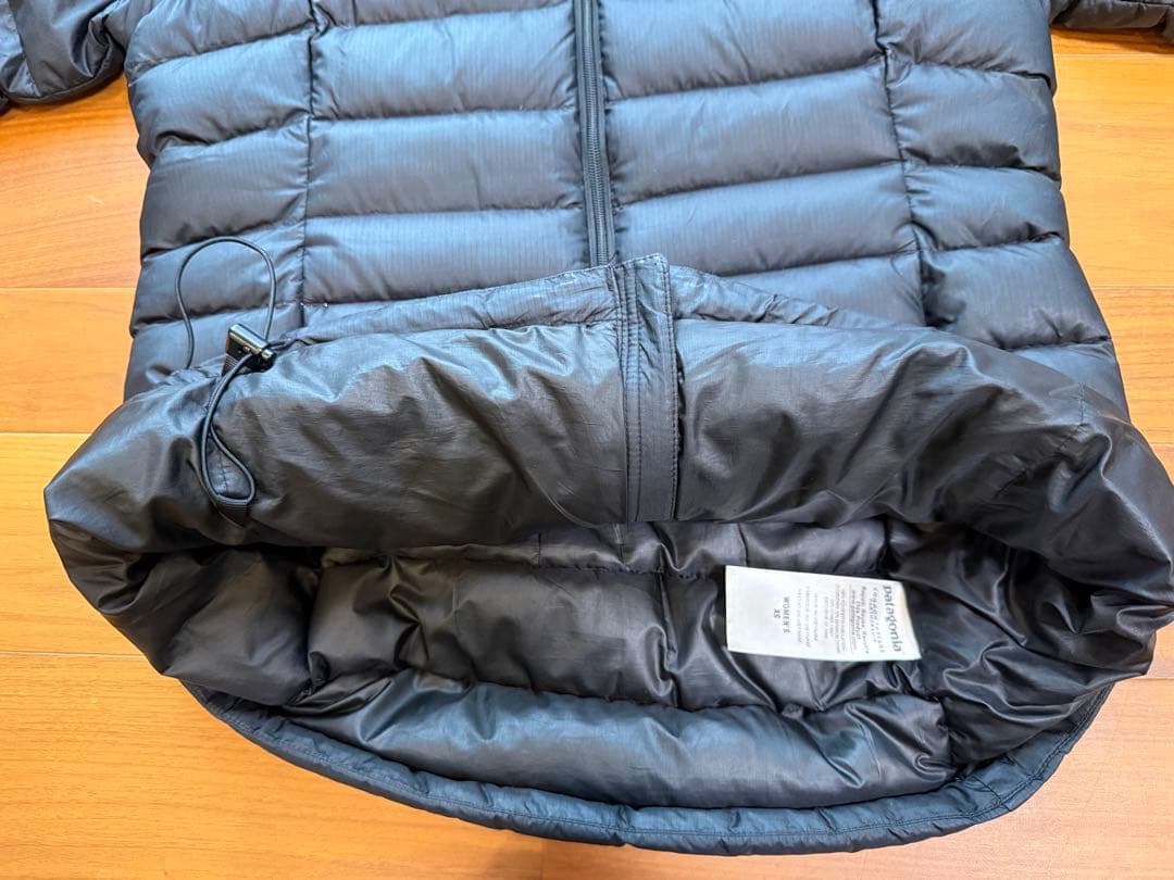 patagoniaブラック フード付きダウンジャケット