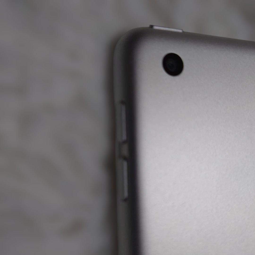 Apple iPad シルバー 本体9世代　WiFiモデル　画面キズ無し！！