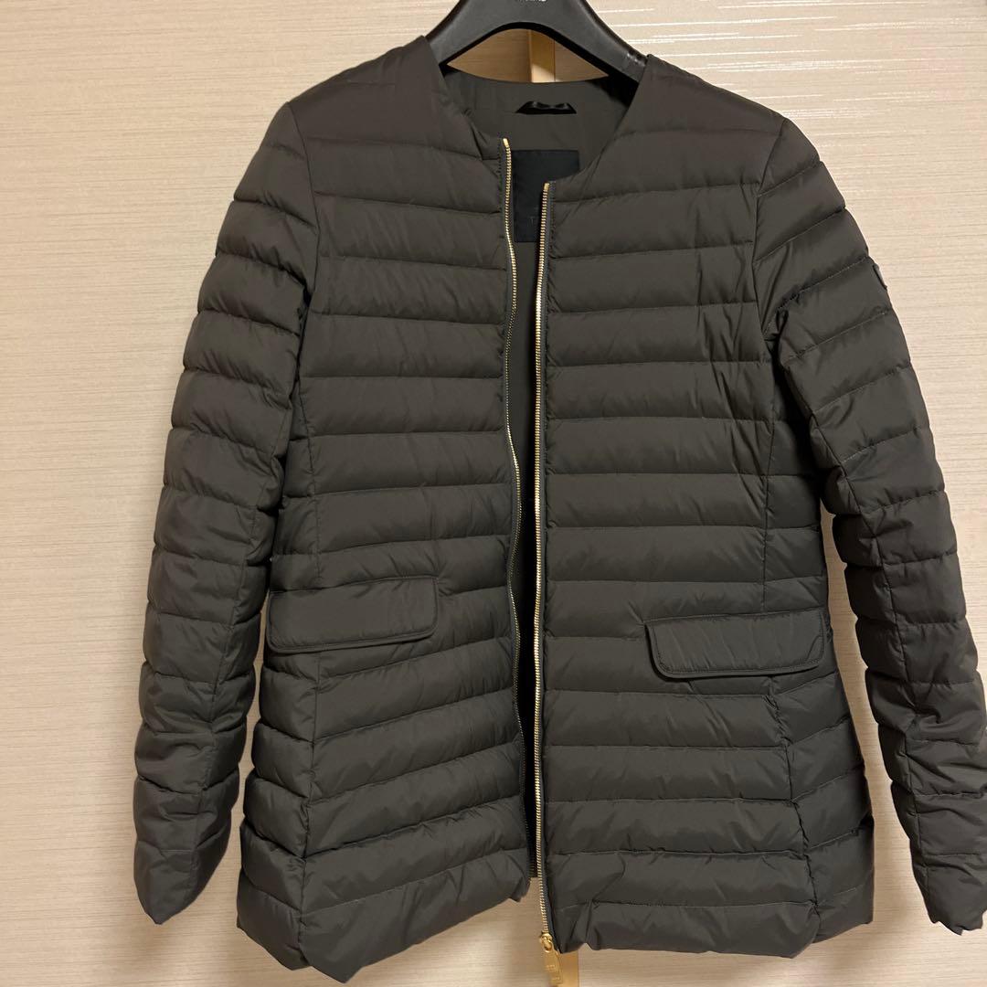 タトラス　ノーカラーダウンジャケット