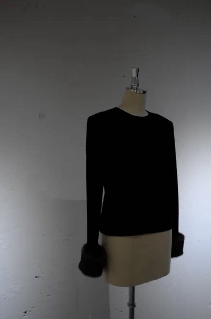 トップス AKIKI / shoulder volume top with ecofur