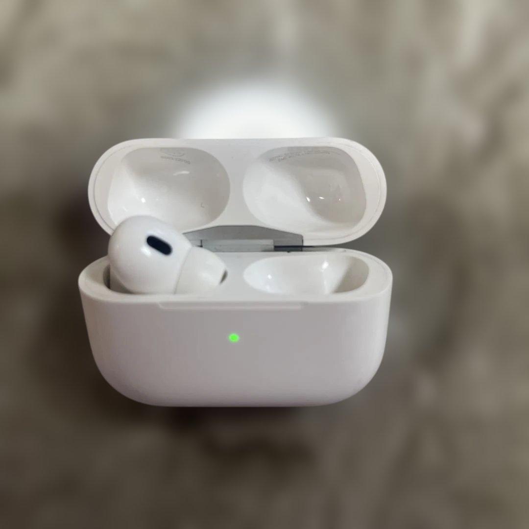 AirPods pro 第二世代　本体とイヤホン（左）