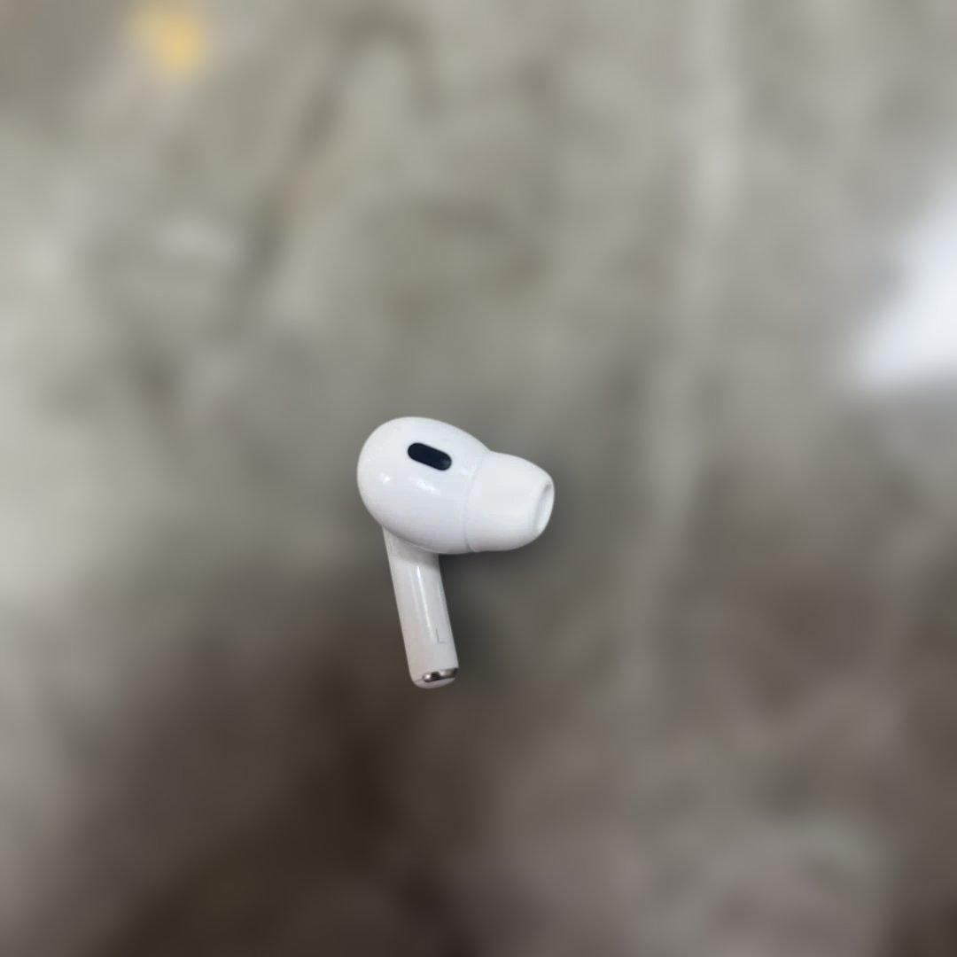 AirPods pro 第二世代　本体とイヤホン（左）