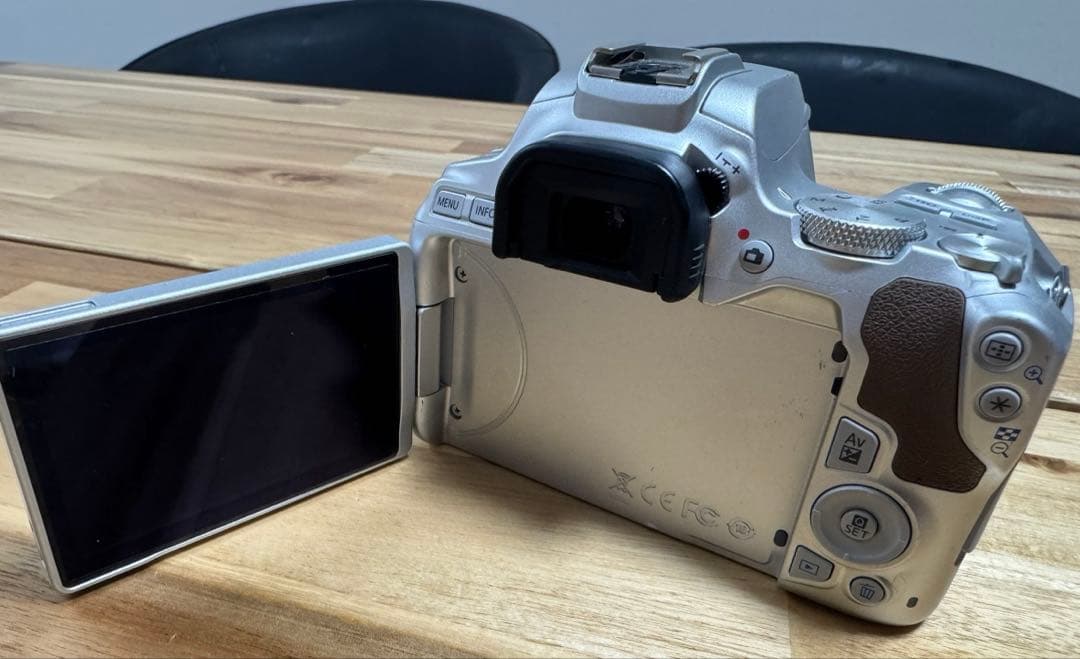 Canon EOS Kiss X10 ボディ希少カラーシルバーWi-Fi搭載