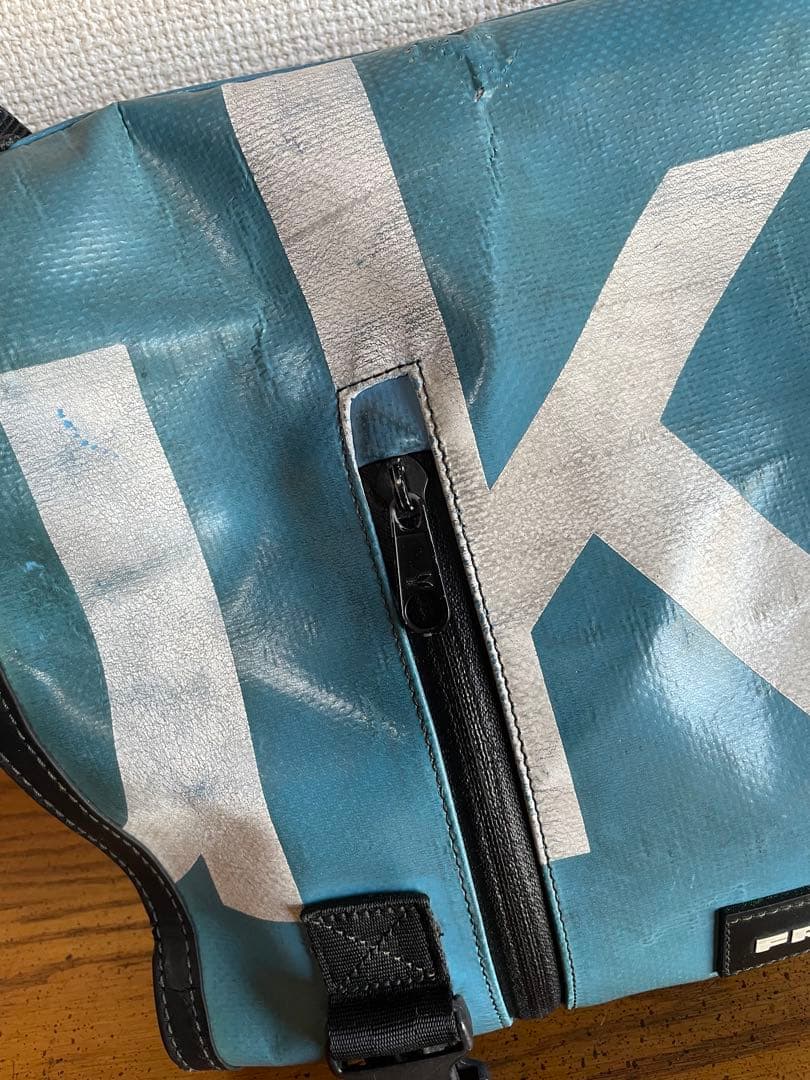 FREITAGメッセンジャーバッグ青（ライトブルー）×白（クリーム）