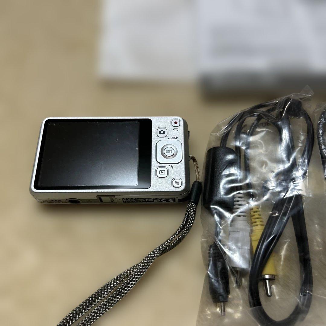 【美品】CASIO EXILIM EX-Z800 シルバー14.1メガピクセル