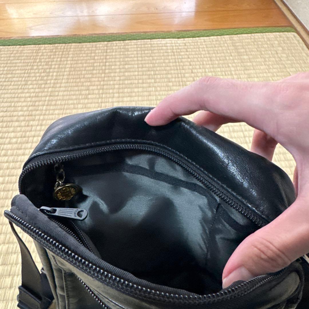 PORTER AMAZE（アメイズ）シリーズのブラックレザーショルダーバッグ