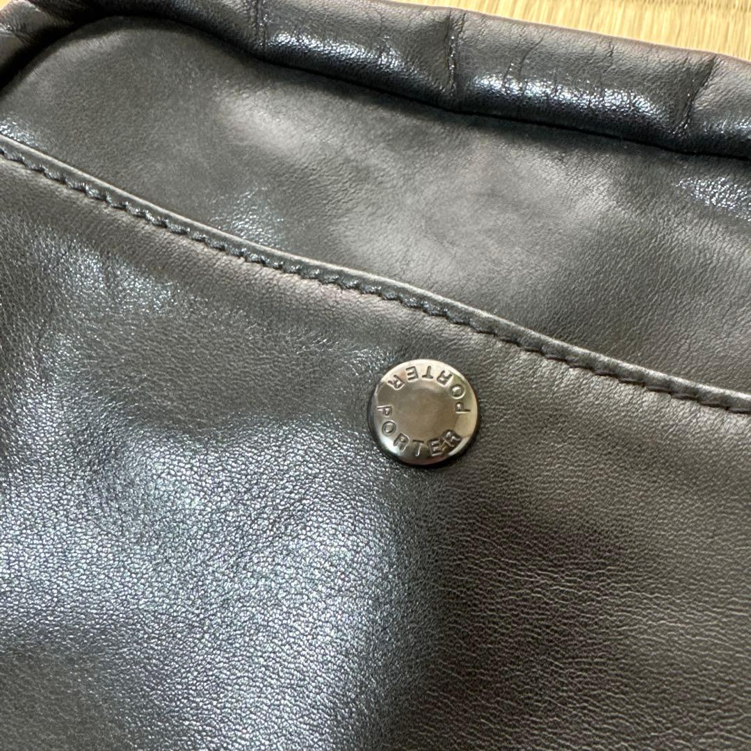 PORTER AMAZE（アメイズ）シリーズのブラックレザーショルダーバッグ