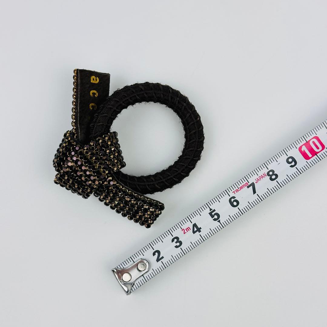 アッカ　ビーズ装飾ブラウンヘアゴム　シュシュ　アクセサリー　ロゴ