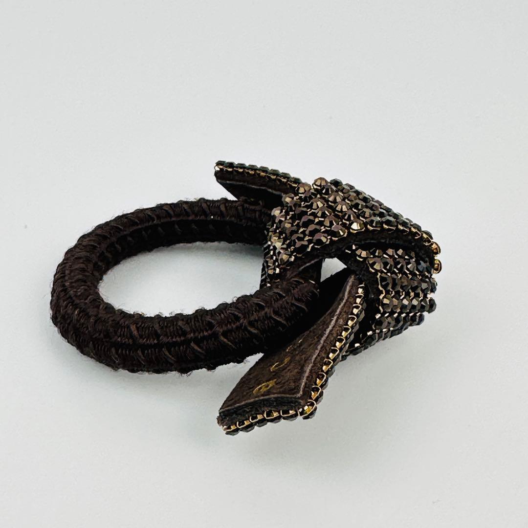 アッカ　ビーズ装飾ブラウンヘアゴム　シュシュ　アクセサリー　ロゴ