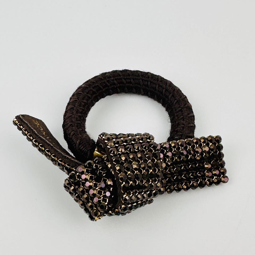 アッカ　ビーズ装飾ブラウンヘアゴム　シュシュ　アクセサリー　ロゴ
