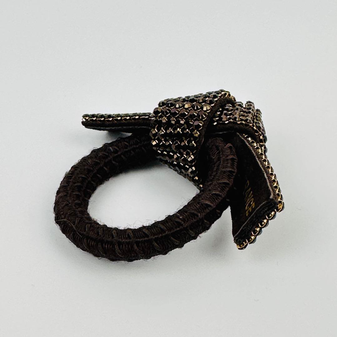 アッカ　ビーズ装飾ブラウンヘアゴム　シュシュ　アクセサリー　ロゴ