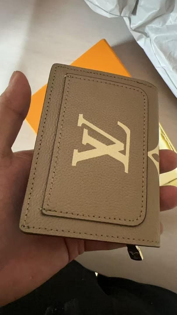 期間限定価格 二つ折り財布 カーキ色