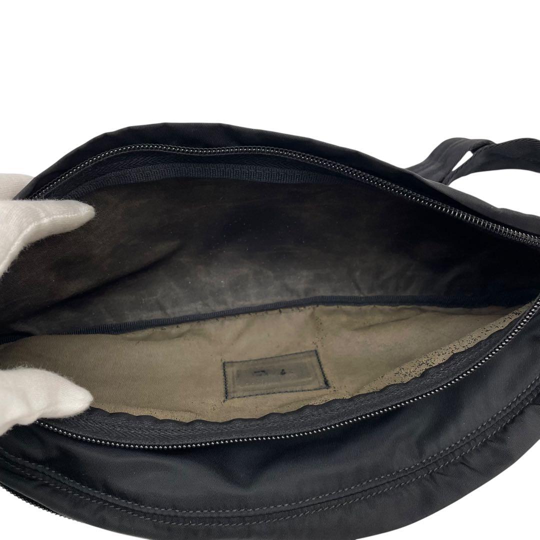 プラダ ナイロン 三角プレートロゴ ウエスト ボディ バッグ ブラック.