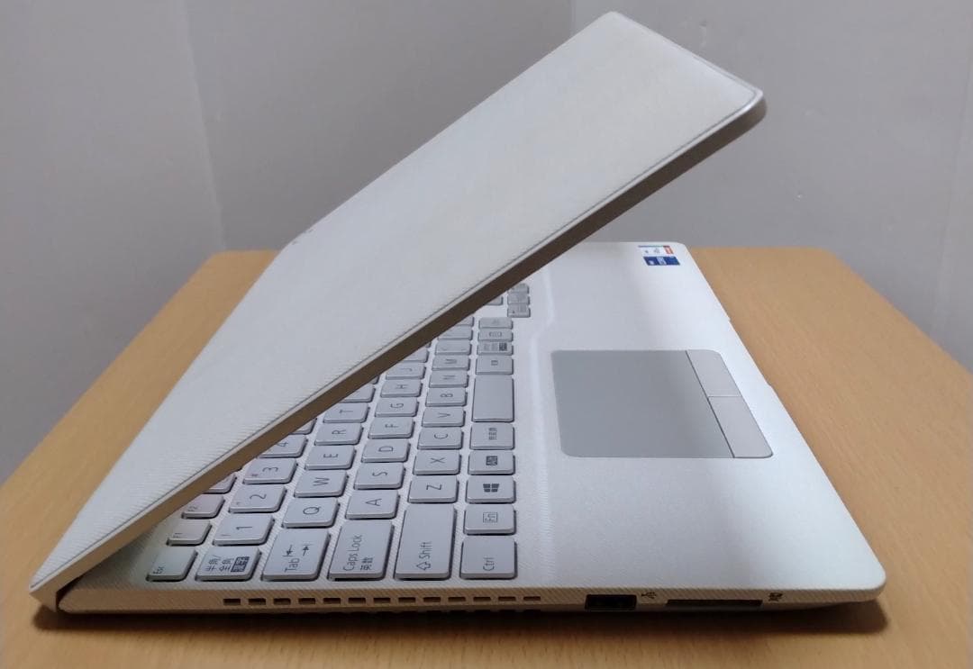 富士通 第11世代 Core i7 SSD1TB/メモリ８GB　軽量